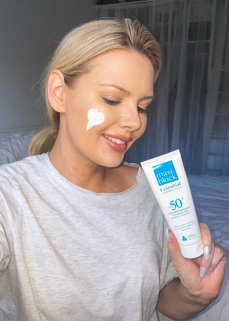 Kosmetika Foto av Naomi för Maxiblock Sunscreen Australia