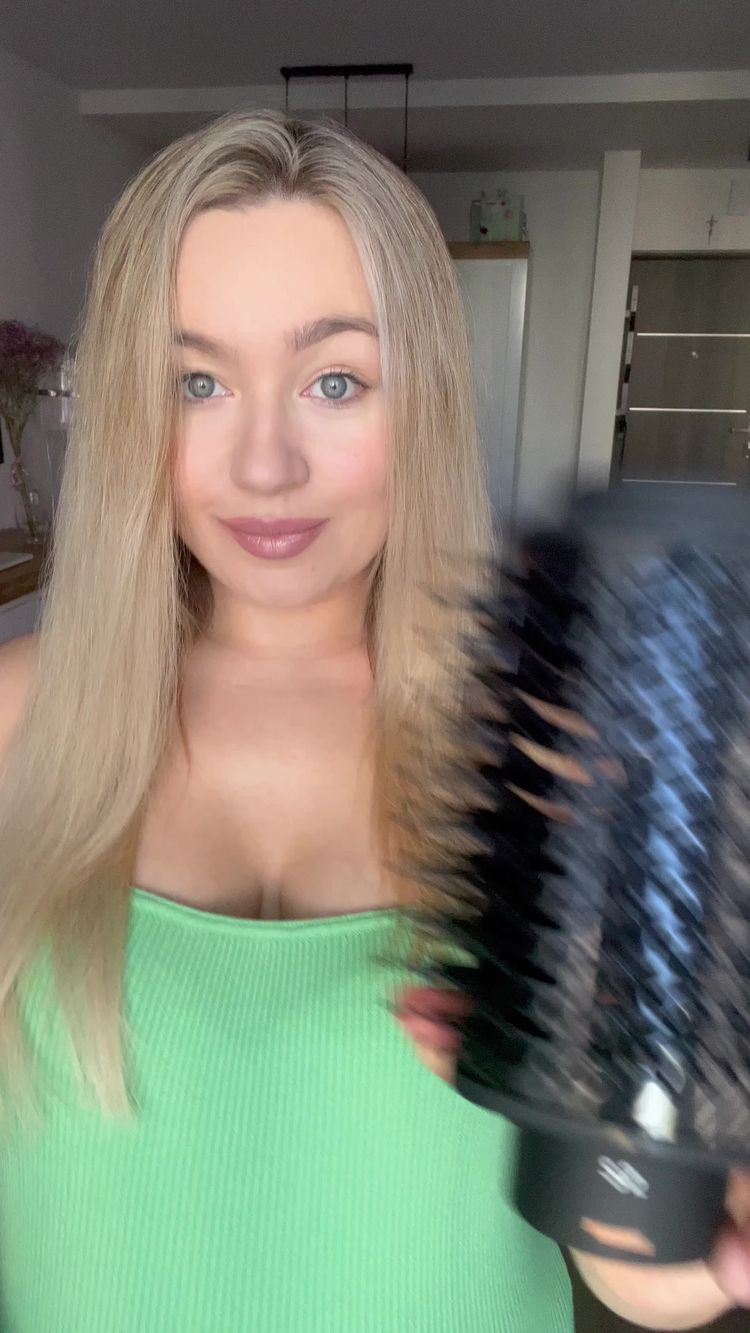 Consumer Goods Video of Dominika for Max Pro X MOHI