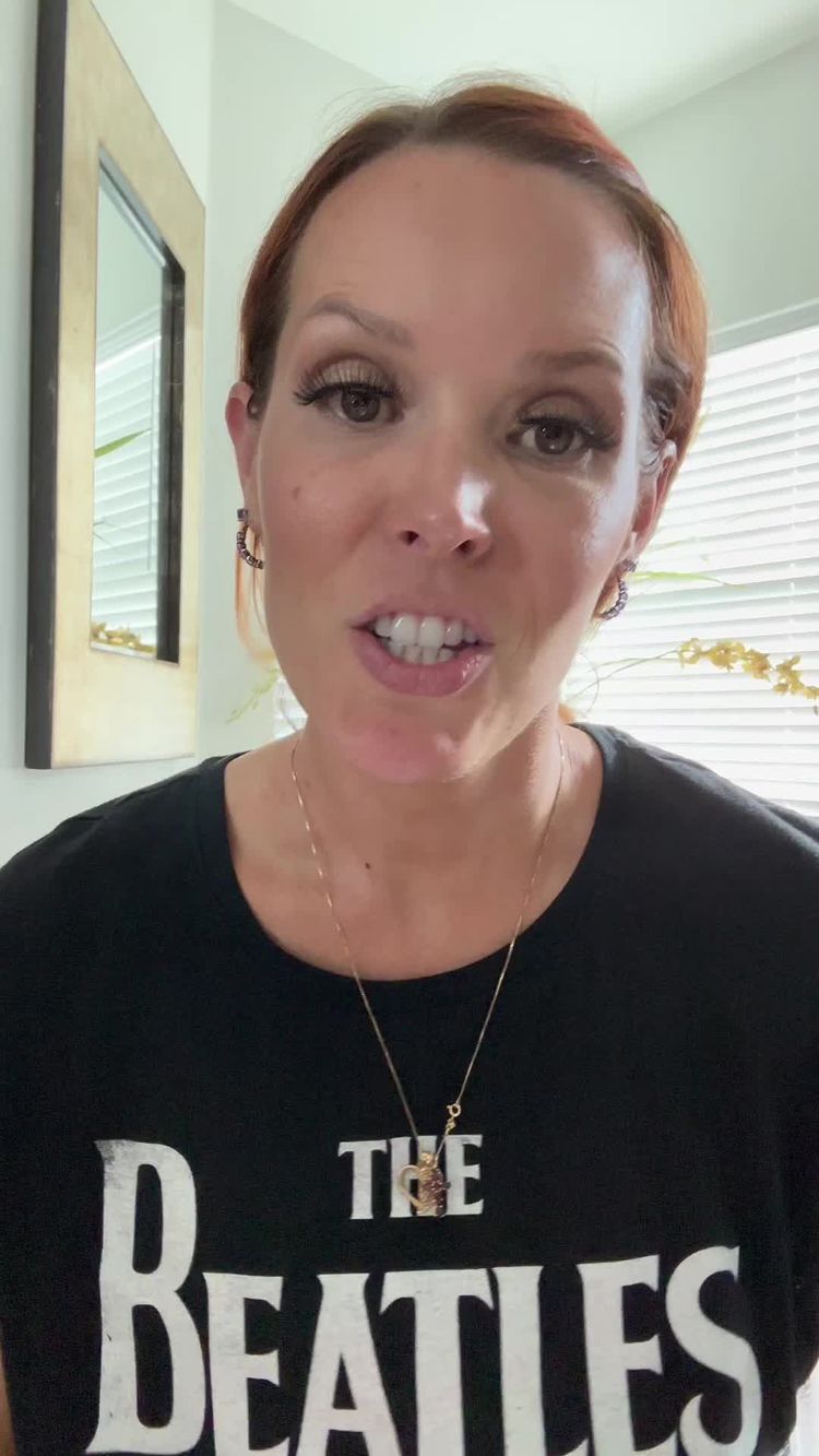 Video of Shelly for Moérie 