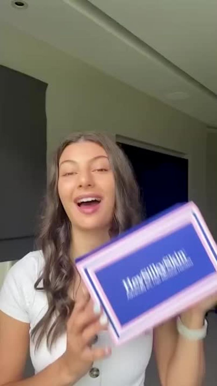 Cosméticos Video of Rebecca for Hey Silky Skin