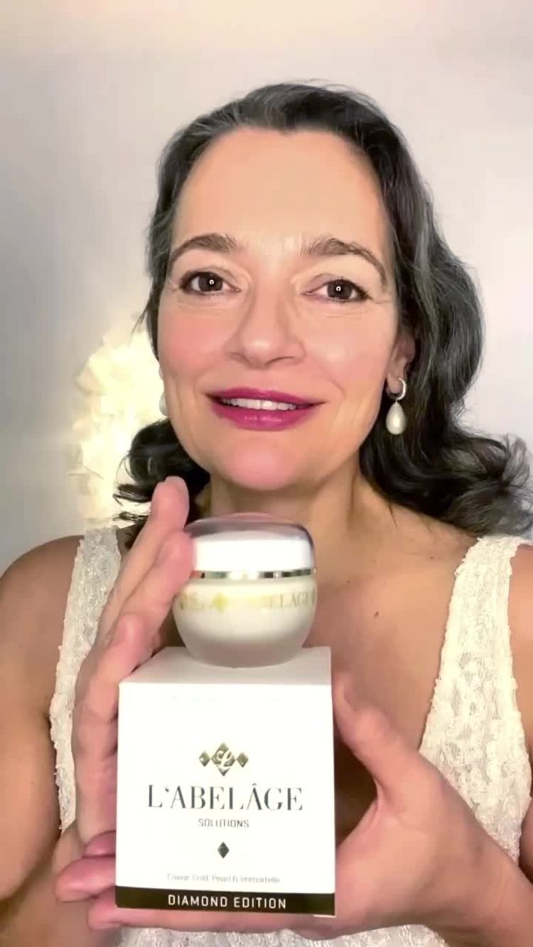 Cosméticos Video of Claudia for L'Abelage Solutions